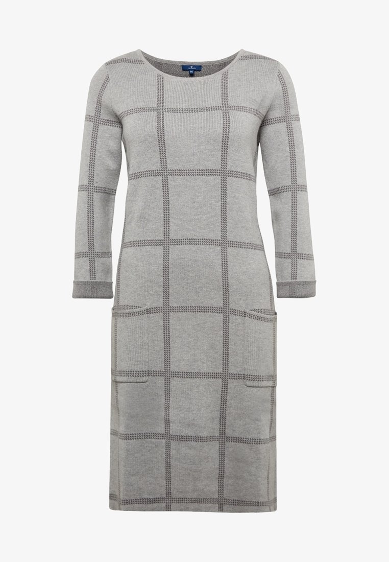 Graues Strickkleid mit langen Ärmeln, das ein karierter Muster aufweist, zwei Fronttaschen und einen runden Ausschnitt hat. Weiche Textur und mittellange Gestaltung.