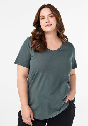 Groene t-shirt met korte mouwen en v-hals, gemaakt van zachte stof, met een losse pasvorm en een ronde zoom voor comfort en gemak.