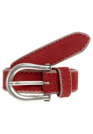 Ceinture en cuir rouge avec des coutures visibles et une boucle en métal argenté, partiellement enroulée avec l’extrémité qui dépasse.
