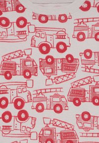 Muster eines roten Feuerwehrautos auf einem hellgrauen Stoff. Beinhaltet verschiedene Entwürfe von Trucks, Rädern und Details mit gepunkteten und gestreiften Akzenten.