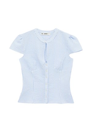 Blusa de manga corta a rayas en azul claro y blanco, con botones delanteros, mangas ligeramente abullonadas y un pequeño cuello.