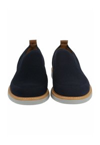 Scarpe slip-on blu navy con tomaia in rete knit, dettagli in pelle beige sul tallone e suola in gomma grigia. Design minimalista con calzata elasticizzata.