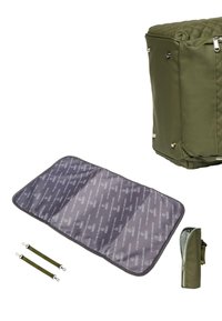 Bolsa aislante verde oliva con exterior acolchado, esterilla acolchada a juego y dos correas verdes. Un pequeño bolso con cremallera complementa el conjunto.