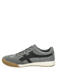Zapatilla de ante gris con una franja de acento negra, parte superior texturizada, puntera redonda y suela de goma. Cierre de cordones con ojales reforzados.