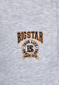 Szara bluza z haftowanym logo z napisem "BIGSTAR" w czarnym i pomarańczowym kolorze, otoczonym emblematem z rokiem "1971" na dole.