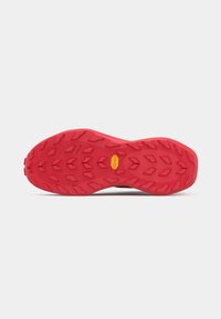 Rote Gummisohle mit strukturiertem Grip-Muster und erhöhten Profilen für Traktion. Mit einem gelben Vibram-Logo in der Mitte.