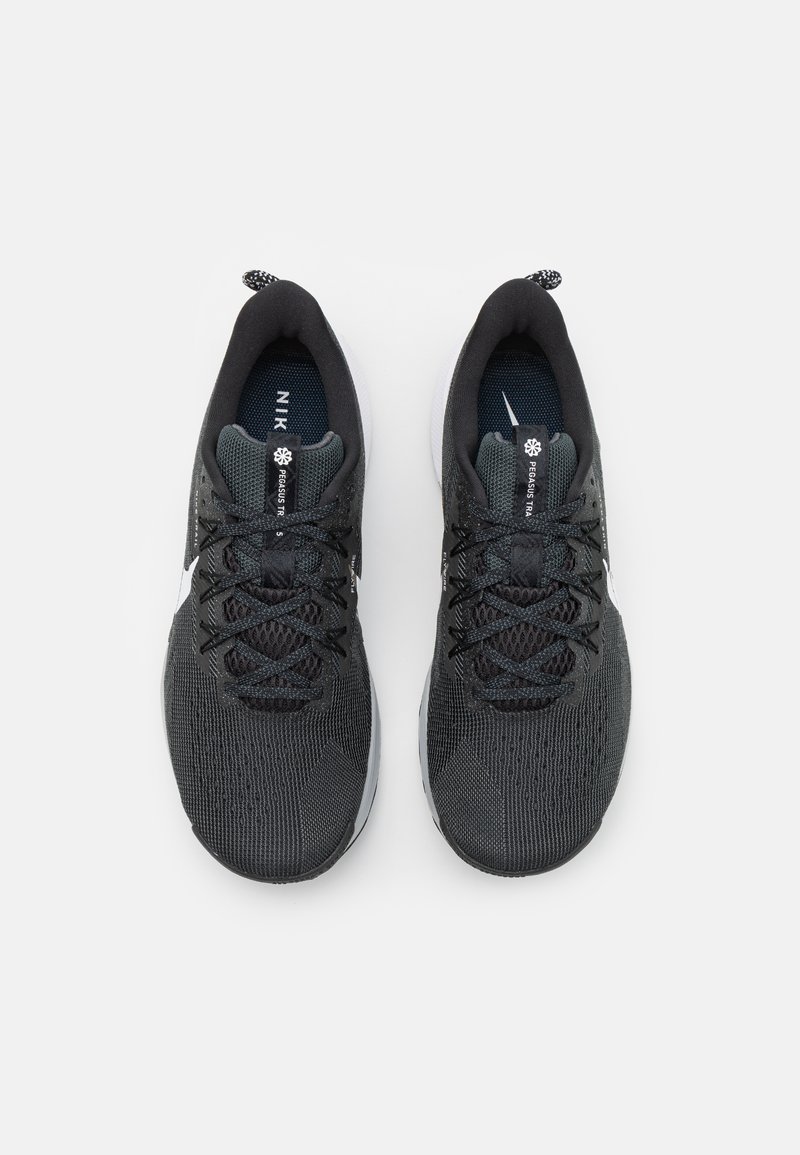 Nike Performance PEGASUS TRAIL 5 - Běžecké boty do terénu - black/white/anthracite/wolf grey