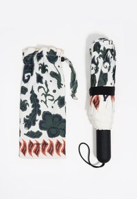 Kokkupandav kompaktne vihumbrella, millel on must käepide ja lillemustriga kangas, koos vastava kangaskotiga, millel on kinnituspael.