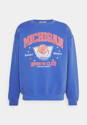 Niebieska bluza z napisem "MICHIGAN", grafiką koszykówki i gwiazdkami. Miękki materiał, ściągacze przy mankietach i u dołu, luźny krój, styl vintage.