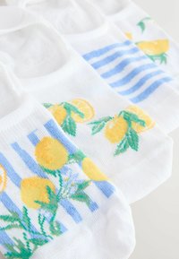 Hvide ankelstrømper med citrusskiver og blomsterprint. To par har gule citroner og grønne blade; ét par har blå striber. Blød tekstur.