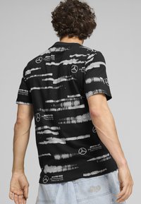 Puma MERCEDES-AMG PETRONAS F1® LOGO - T-shirt med print - black