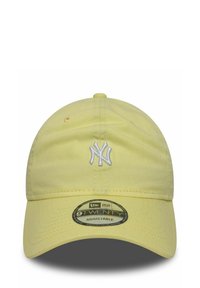 Verstellbare gelbe Baseballmütze aus Baumwolle mit einem weißen gestickten Logo auf der Frontplatte und einem geschwungenen Schirm.