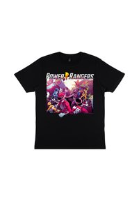 Černé bavlněné tričko s živou grafikou Power Rangers v akci, s výraznými barvami a dynamickými postoji, obklopené pestrým pozadím.
