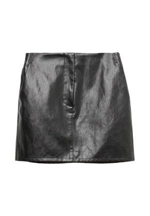 Černá kožená mini sukně s hladkým povrchem, rovný střih, přední šev a bez viditelných kapes nebo kovových detailů.