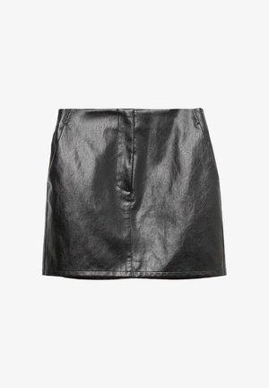 Czarna skórzana mini spódnica o gładkiej fakturze, prostym kroju, z przednim szwem i bez widocznych kieszeni czy akcentów metalowych.