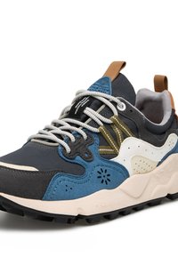 Mehrfarbiger Sneaker mit einer Mischung aus schwarzen, blauen, grauen und beigen Materialien. Verfügt über strukturierten Stoff, eine gepolsterte Zwischensohle und lebhafte Akzente.