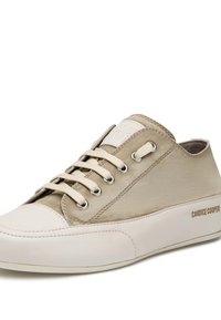 Beige Leder-Sneaker mit glatter Textur, flachen Schnürsenkeln, metallischen Ösen und einer weißen Gummi-Zehenkappe. Markennamen auf der Seite eingestempelt.