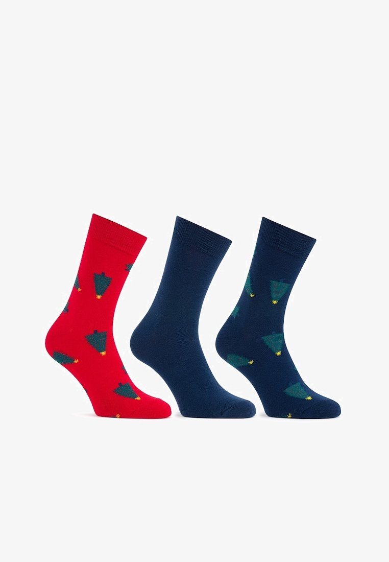 Trzy pary skarpetek: czerwone w zielony wzór drzew, jedne w jednolitym granatowym kolorze oraz granatowe w zielone drzewa i żółte gwiazdy. Wykonane z bawełny, o wysokości do połowy łydki.