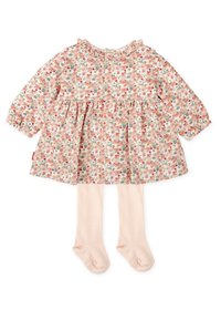 Robe à fleurs avec un fond rose, des fleurs blanches et rouges, un col froncé, des manches longues, une taille froncée, et des collants rose clair assortis.
