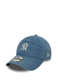 Denim kapa v modri barvi z vezenim logotipom v beli barvi. Ima ukrivljen rob in nastavljiv pas. Oznaka navaja "9TWENTY" in "Nastavljivo."