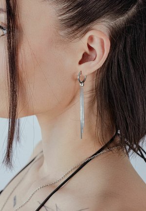 Silberner Creolen-Ohrstecker mit mehreren dünnen, gestuften Strängen, die herabhängen. Mit polierter Oberfläche und einem Clipverschluss ausgestattet.