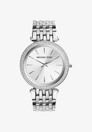 Reloj de pulsera Michael Kors plateado con bisel adornado con cristales, marcadores de hora simples y pulsera de metal enlazada.