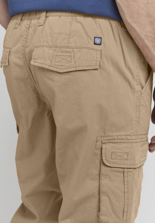 FQARINO REGULAR FIT - Shorts - coriander4