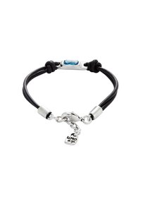 Pulsera de cuero negro con un cierre de plata, que presenta una piedra semipreciosa azul claro engastada en un elegante bisel de plata. Acentuada con etiquetas de metal.