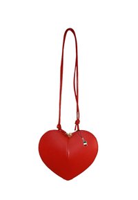 Rode leren tas in de vorm van een hart bevat een ritsluiting, een dunne schouderband en een klein label met een groen, wit en rood ontwerp.