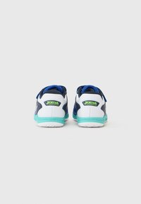 Zapatillas azules y blancas con acentos en verde azulado, que presentan una superficie texturizada, una correa de velcro y un logo destacado en la parte trasera.