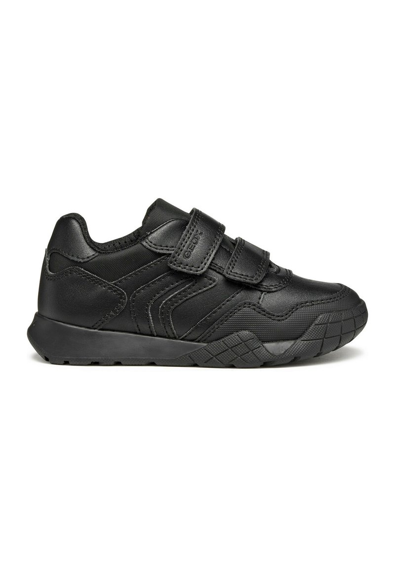Des chaussures de sport noires avec deux bandes Velcro, fabriquées en cuir lisse et texturé, présentant une semelle rembourrée et un motif en diamant sur la semelle.
