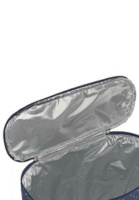 Bolsa azul marino con un forro plateado brillante y cierre de cremallera. Presenta una textura suave y un patrón de puntos en el exterior.
