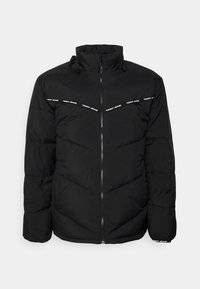 Černá prošívaná bunda s vysokým límcem, předním zipem a elastickými manžetami. Na hrudi je bílé logo "TOMMY JEANS". Jemná textura.