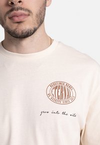 Redefined Rebel WILLIAM TEE BOXY FIT GOTS - Printtipaita - white smoke