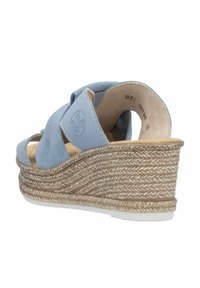 Wedge sandaal in lichtblauw suede met kruisbandontwerp, beige geweven jute-achtige platform, en beige synthetische zool.