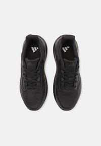 Czarne buty sportowe wykonane z siateczki i materiałów syntetycznych, z wyściełanym kołnierzem, sznurowadłami i teksturowaną podeszwą. Logo z trzema paskami na języku.