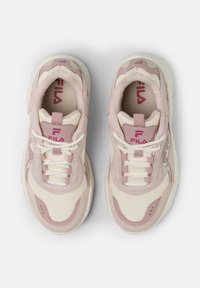 Sneaker sportive di colore rosa chiaro e crema, con una tomaia in tessuto testurizzato, colletto imbottito, lacci bianchi e un logo sulla linguetta.
