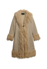 Beige frakke med faux fur krave og manchetter. Har en blød tekstur, knaplukning og knæ-længde design. Accenteret med frynsede kanter.