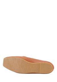 Brun, vævet slip-on sko med en struktureret overdel, en lysbrun gummisål med et mønstret slidbane og et rundet tådesign.