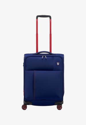 Valise bleu marine de forme rectangulaire, avec un compartiment principal zippé, une poche avant, une poignée rétractable rouge et quatre roues avec des accents rouges.