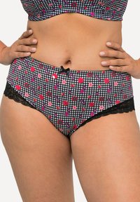 Hooggesneden ondergoed met bloemenprint in een zwart-wit houndstoothpatroon; met roze en rode bloemen, kantafwerking en een strikdetail aan de voorkant.