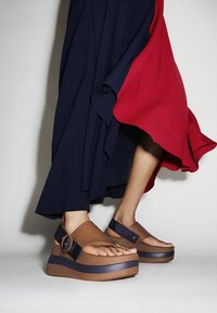 FitFlop FITFLOP X ROKSANDA NEW F MODE STACKED SOLE SANDAL - Sandale cu baretă între degete - turtledove/rich tan/inkling