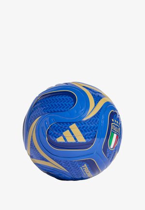 Pallone da calcio Adidas blu e oro con logo Italia FIGC e motivi ondulati dettagliati su sfondo bianco.