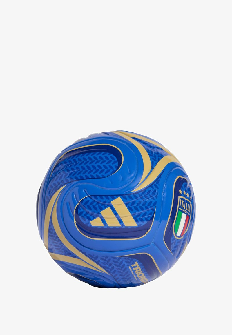 Pallone da calcio Adidas blu e oro con logo Italia FIGC e motivi ondulati dettagliati su sfondo bianco.