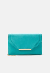 Türkisfarbene Wildleder-Clutch mit goldenen Hardware-Elementen. Verfügt über einen Klappenverschluss und einen Kettenriemen. Glatte Textur und schlankes Design.