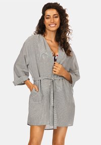 Szary, w paski, kimono w stylu szlafroka z wiązaniem w talii, rękawami o długości trzech czwartych i przednimi kieszeniami. Lekka tkanina. Brak dodatkowych wzorów lub akcentów.