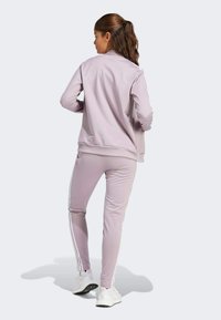 adidas Sportswear ESSENTIALS 3-STRIPES - Treniņtērps - preloved fig   white