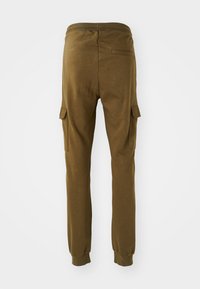 Olivenfargede joggebukser laget av myk bomull, med elastisk midje, innsvingte ben og cargo-lommer på begge sider.
