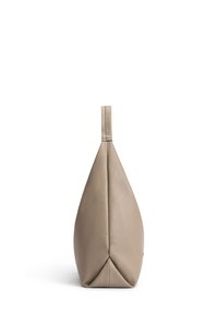 Beige Leder Tasche mit einer einzigartigen dreieckigen Form und einem stabilen Oberhandgriff. Texturierte Oberfläche mit Nahtdetails und flachem Boden.