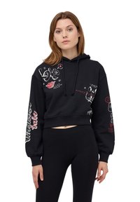 Crop hoodie nera con stampe grafiche in bianco e rosso, dotata di cappuccio con cordino e maniche lunghe con testo e disegni.